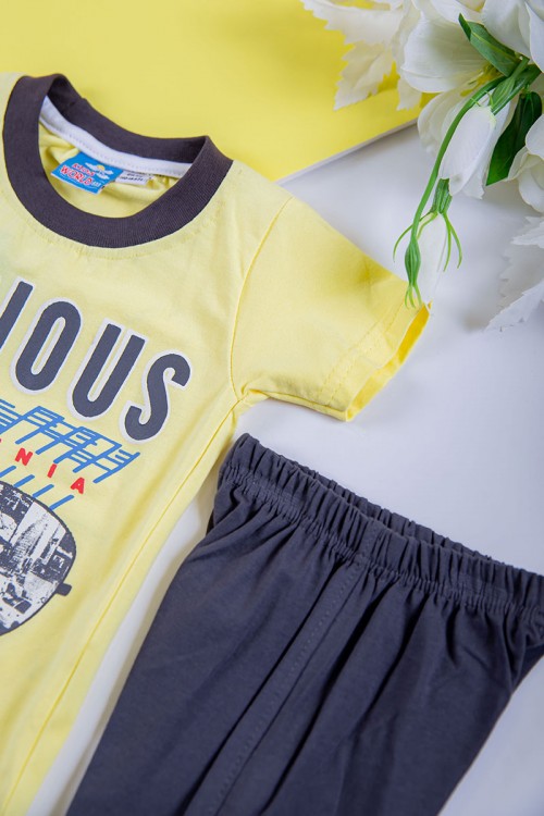 طقم ولادي قطعتين تيشيرت لون أصفر مزين بكتابات و رسومات من الأمام مع بنطلون طويل لون رصاصي بزم في الأسفل