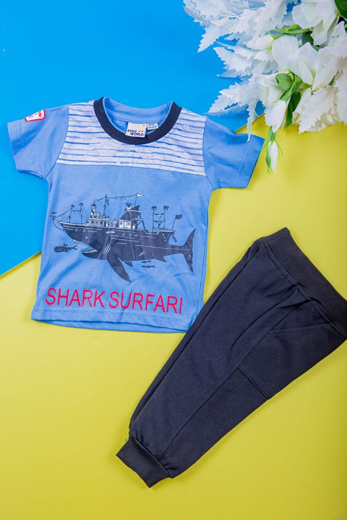 طقم ولادي قطعتين تيشيرت لون سماوي مزين بكتابات و رسومات من الأمام مع بنطلون طويل لون أسود بجيوب من الجانبين و زم في الأسفل