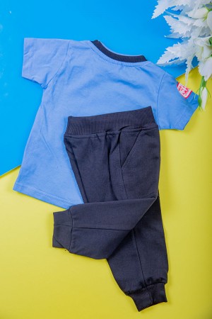 طقم ولادي قطعتين تيشيرت لون سماوي مزين بكتابات و رسومات من الأمام مع بنطلون طويل لون أسود بجيوب من الجانبين و زم في الأسفل 