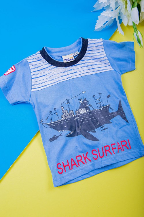 طقم ولادي قطعتين تيشيرت لون سماوي مزين بكتابات و رسومات من الأمام مع بنطلون طويل لون أسود بجيوب من الجانبين و زم في الأسفل