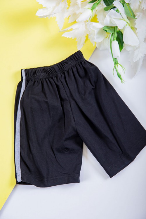 طقم ولادي قطعتين تيشيرت لون أخضر مزين بكتابات و رسومات من الأمام مع شورت لون أسود