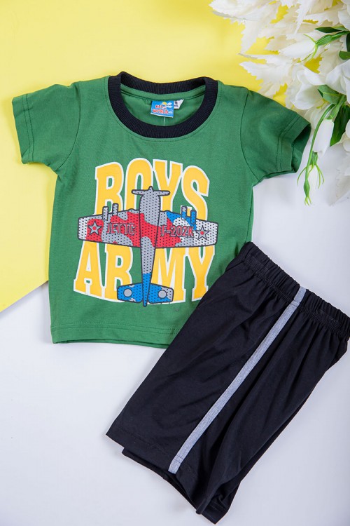 طقم ولادي قطعتين تيشيرت لون أخضر مزين بكتابات و رسومات من الأمام مع شورت لون أسود