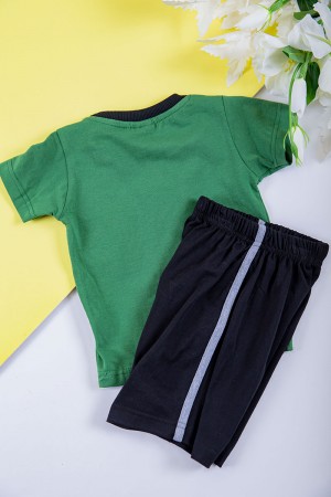طقم ولادي قطعتين تيشيرت لون أخضر مزين بكتابات و رسومات من الأمام مع شورت لون أسود