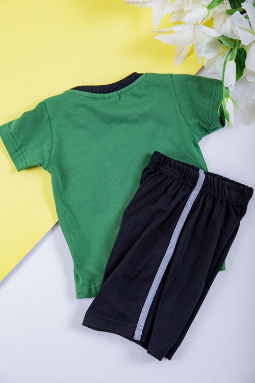 طقم ولادي قطعتين تيشيرت لون أخضر مزين بكتابات و رسومات من الأمام مع شورت لون أسود