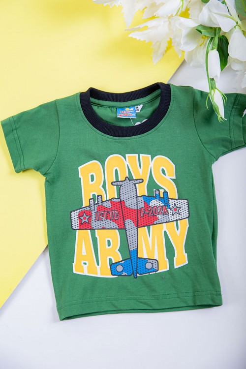 طقم ولادي قطعتين تيشيرت لون أخضر مزين بكتابات و رسومات من الأمام مع شورت لون أسود