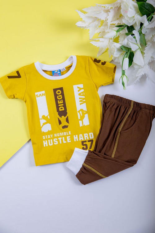 طقم ولادي قطعتين تيشيرت لون أصفر مزين بكتابات و رسومات من الأمام مع بنطلون طويل لون بني بجيوب من الجانبين و زم في الأسفل
