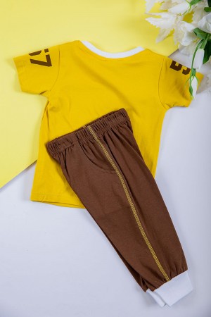 طقم ولادي قطعتين تيشيرت لون أصفر مزين بكتابات و رسومات من الأمام مع بنطلون طويل لون بني بجيوب من الجانبين و زم في الأسفل 