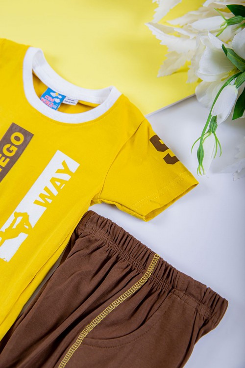 طقم ولادي قطعتين تيشيرت لون أصفر مزين بكتابات و رسومات من الأمام مع بنطلون طويل لون بني بجيوب من الجانبين و زم في الأسفل