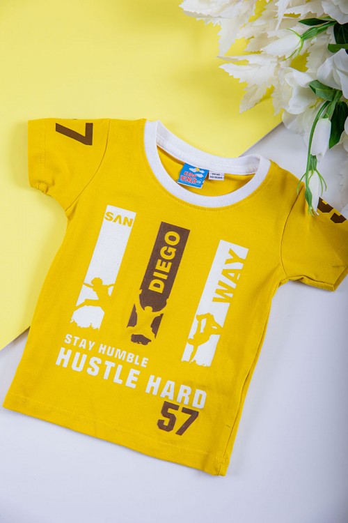 طقم ولادي قطعتين تيشيرت لون أصفر مزين بكتابات و رسومات من الأمام مع بنطلون طويل لون بني بجيوب من الجانبين و زم في الأسفل