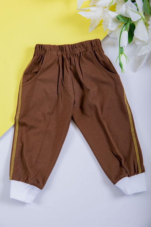 طقم ولادي قطعتين تيشيرت لون أصفر مزين بكتابات و رسومات من الأمام مع بنطلون طويل لون بني بجيوب من الجانبين و زم في الأسفل