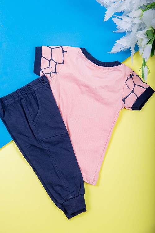 طقم ولادي قطعتين تيشيرت لون وردي مزين بكتابات و رسومات من الأمام مع بنطلون طويل لون كحلي بجيوب من الجانبين و زم في الأسفل