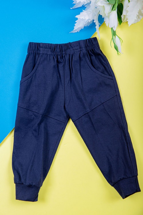 طقم ولادي قطعتين تيشيرت لون وردي مزين بكتابات و رسومات من الأمام مع بنطلون طويل لون كحلي بجيوب من الجانبين و زم في الأسفل