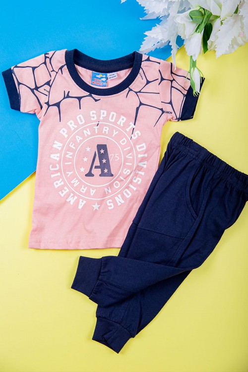 طقم ولادي قطعتين تيشيرت لون وردي مزين بكتابات و رسومات من الأمام مع بنطلون طويل لون كحلي بجيوب من الجانبين و زم في الأسفل