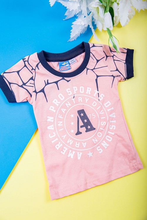 طقم ولادي قطعتين تيشيرت لون وردي مزين بكتابات و رسومات من الأمام مع بنطلون طويل لون كحلي بجيوب من الجانبين و زم في الأسفل