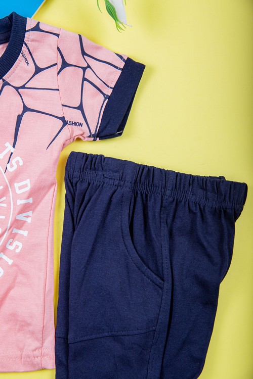 طقم ولادي قطعتين تيشيرت لون وردي مزين بكتابات و رسومات من الأمام مع بنطلون طويل لون كحلي بجيوب من الجانبين و زم في الأسفل