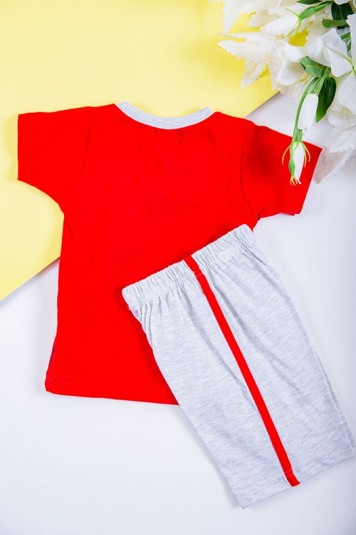 طقم ولادي قطعتين تيشيرت لون أحمر مزين بكتابات و رسومات من الأمام مع شورت لون رمادي