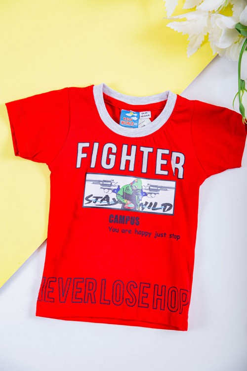 طقم ولادي قطعتين تيشيرت لون أحمر مزين بكتابات و رسومات من الأمام مع شورت لون رمادي