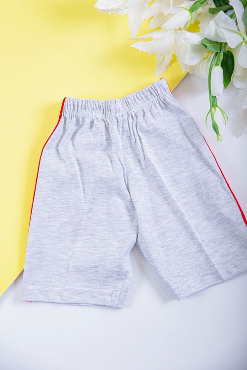 طقم ولادي قطعتين تيشيرت لون أحمر مزين بكتابات و رسومات من الأمام مع شورت لون رمادي