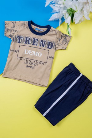 طقم ولادي قطعتين تيشيرت لون بيج غامق مزين بكتابات و رسومات من الأمام مع شورت لون كحلي