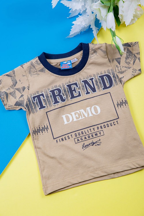 طقم ولادي قطعتين تيشيرت لون بيج غامق مزين بكتابات و رسومات من الأمام مع شورت لون كحلي