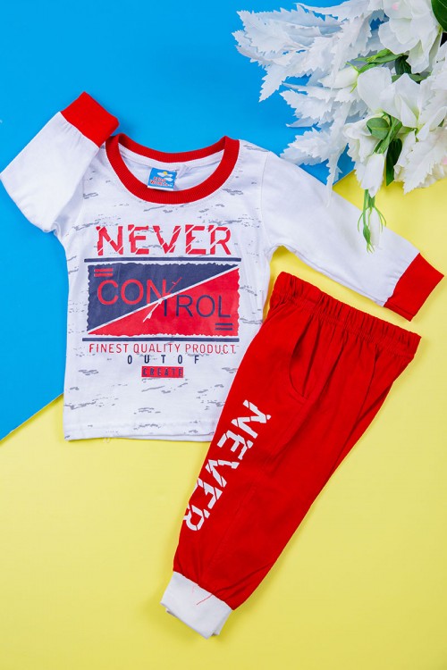 طقم ولادي قطعتين بلوزة لون أبيض مزينة بكتابات و رسومات من الأمام مع بنطلون طويل لون أحمر بكتابات و جيوب من الجانبين و زم في الأطراف