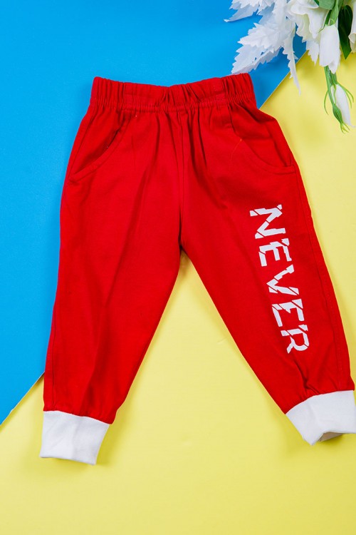 طقم ولادي قطعتين بلوزة لون أبيض مزينة بكتابات و رسومات من الأمام مع بنطلون طويل لون أحمر بكتابات و جيوب من الجانبين و زم في الأطراف