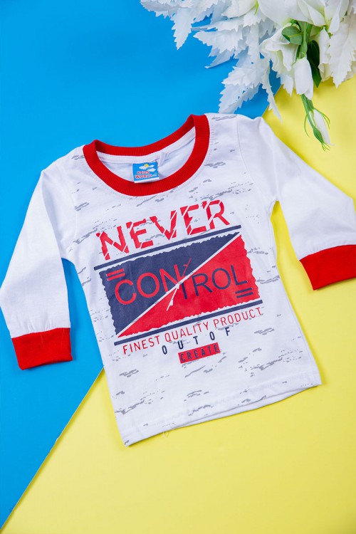 طقم ولادي قطعتين بلوزة لون أبيض مزينة بكتابات و رسومات من الأمام مع بنطلون طويل لون أحمر بكتابات و جيوب من الجانبين و زم في الأطراف