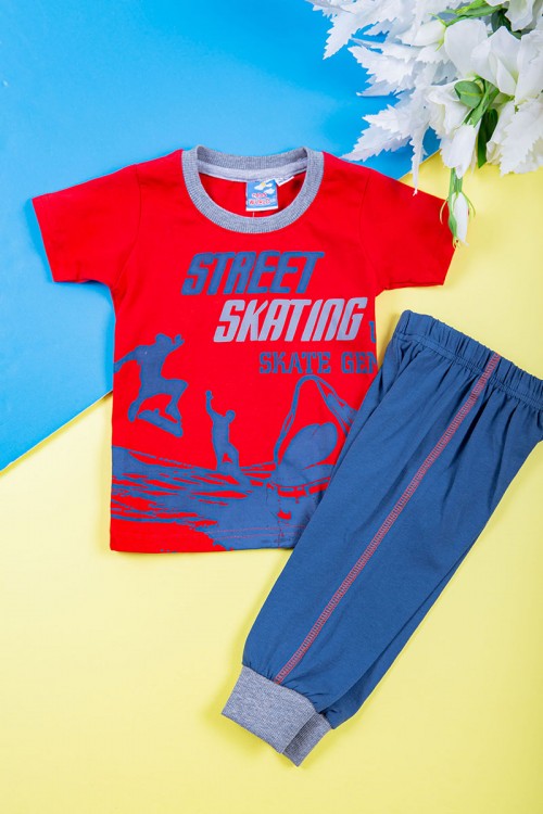 طقم ولادي قطعتين تيشيرت لون أحمر مزين بكتابات و رسومات من الأمام مع بنطلون طويل لون أزرق بزم في الأسفل