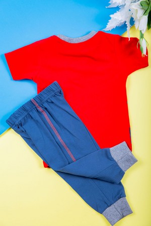 طقم ولادي قطعتين تيشيرت لون أحمر مزين بكتابات و رسومات من الأمام مع بنطلون طويل لون أزرق بزم في الأسفل 