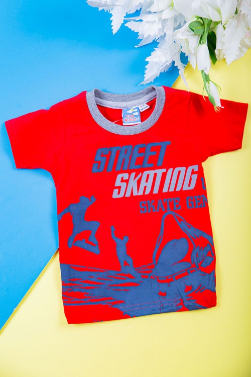 طقم ولادي قطعتين تيشيرت لون أحمر مزين بكتابات و رسومات من الأمام مع بنطلون طويل لون أزرق بزم في الأسفل