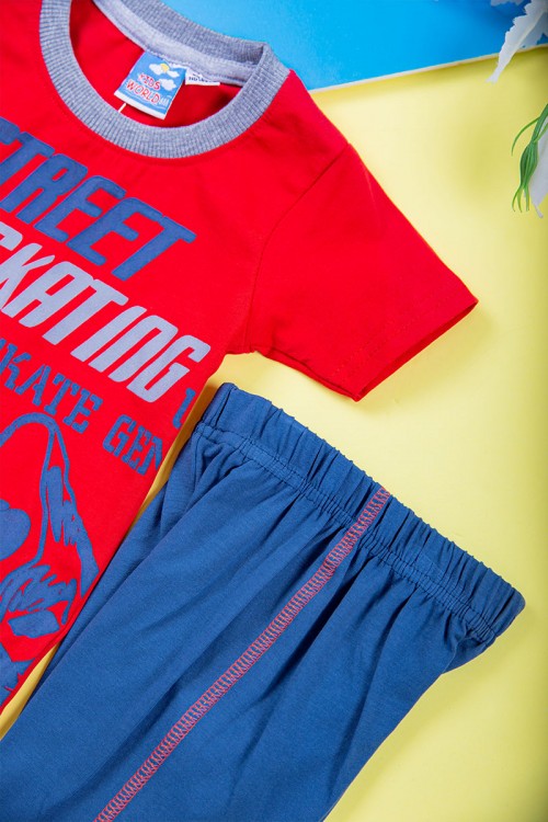 طقم ولادي قطعتين تيشيرت لون أحمر مزين بكتابات و رسومات من الأمام مع بنطلون طويل لون أزرق بزم في الأسفل