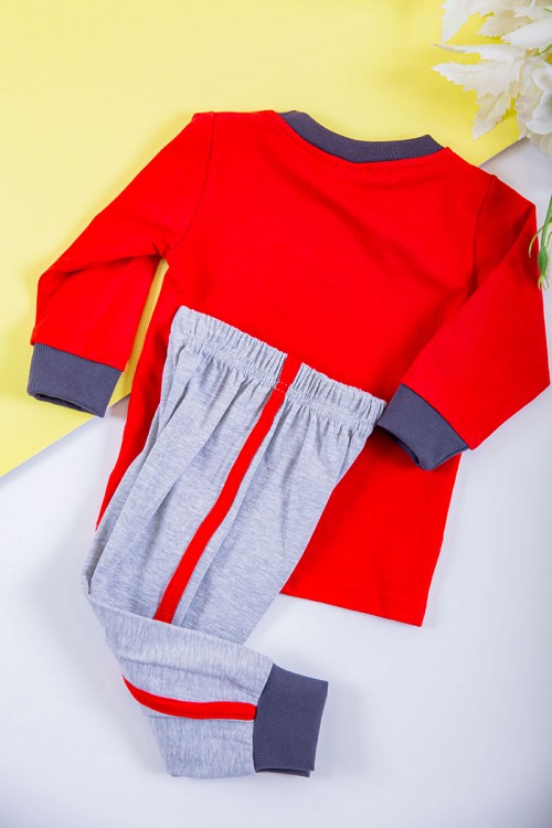 طقم ولادي قطعتين بلوزة لون أحمر مزينة بكتابات و رسومات من الأمام مع بنطلون طويل لون رمادي بزم في الأسفل