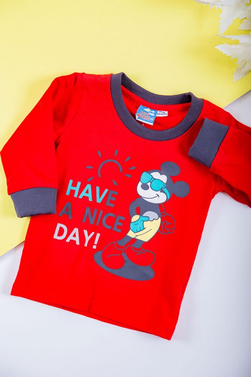 طقم ولادي قطعتين بلوزة لون أحمر مزينة بكتابات و رسومات من الأمام مع بنطلون طويل لون رمادي بزم في الأسفل