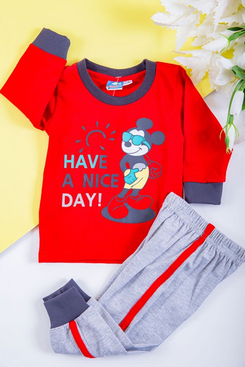 طقم ولادي قطعتين بلوزة لون أحمر مزينة بكتابات و رسومات من الأمام مع بنطلون طويل لون رمادي بزم في الأسفل