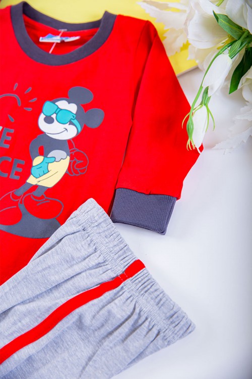 طقم ولادي قطعتين بلوزة لون أحمر مزينة بكتابات و رسومات من الأمام مع بنطلون طويل لون رمادي بزم في الأسفل