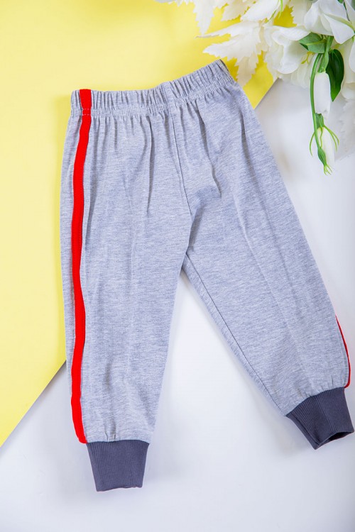 طقم ولادي قطعتين بلوزة لون أحمر مزينة بكتابات و رسومات من الأمام مع بنطلون طويل لون رمادي بزم في الأسفل