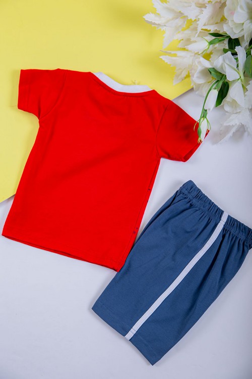 طقم ولادي قطعتين تيشيرت لون أحمر مزين بكتابات من الأمام مع شورت لون أزرق