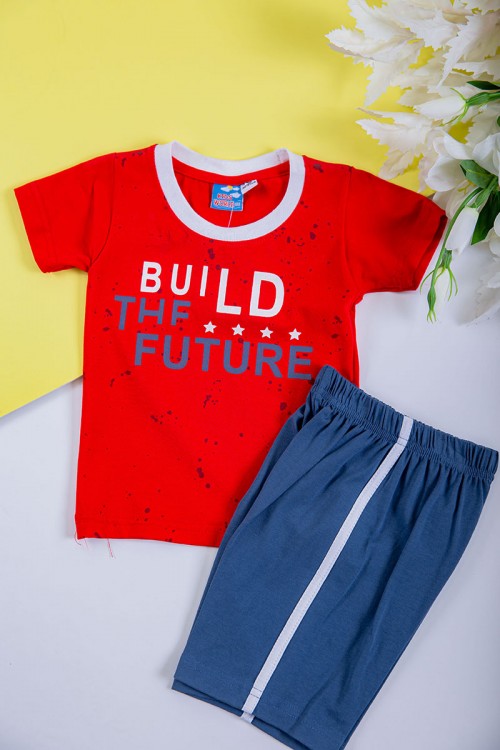 طقم ولادي قطعتين تيشيرت لون أحمر مزين بكتابات من الأمام مع شورت لون أزرق