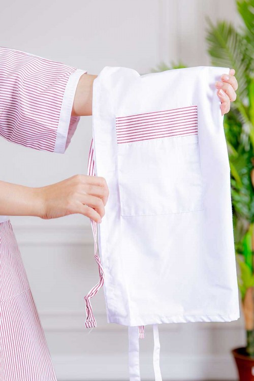 زي عاملة 3 قطع متعددة الألوان بلوزة طويلة بياقة مطوية و جيوب من الأمام ذو أكمام ميدي و بنطلون طويل و مريلة منفصلة