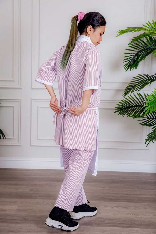 زي عاملة 3 قطع متعددة الألوان بلوزة طويلة بياقة مطوية و جيوب من الأمام ذو أكمام ميدي و بنطلون طويل و مريلة منفصلة