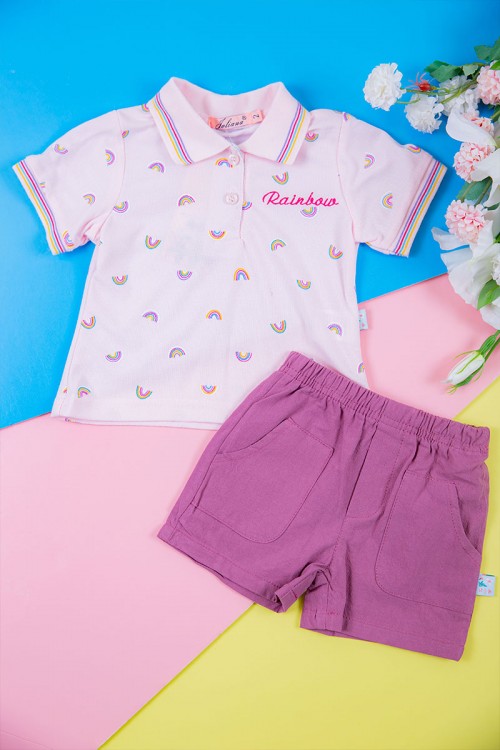 طقم بناتي قطعتين بلوزة متعدد الالوان مزينة بكتابات و رسومات مع شورت  بخصر مطاطي و جيوب من الجانبين