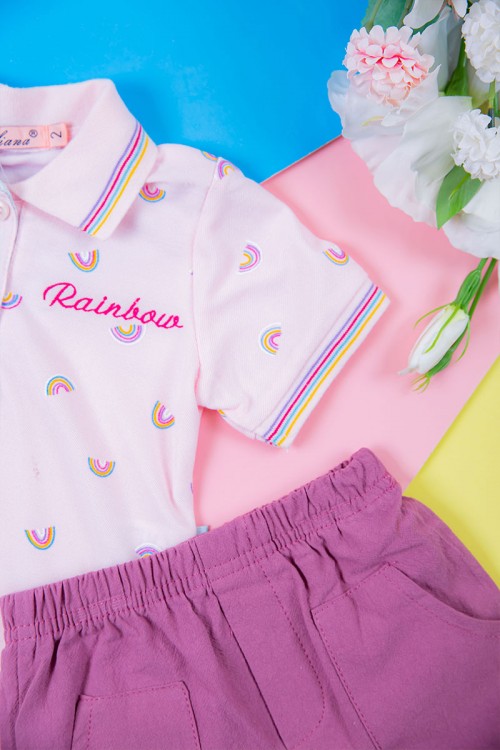 طقم بناتي قطعتين بلوزة متعدد الالوان مزينة بكتابات و رسومات مع شورت  بخصر مطاطي و جيوب من الجانبين
