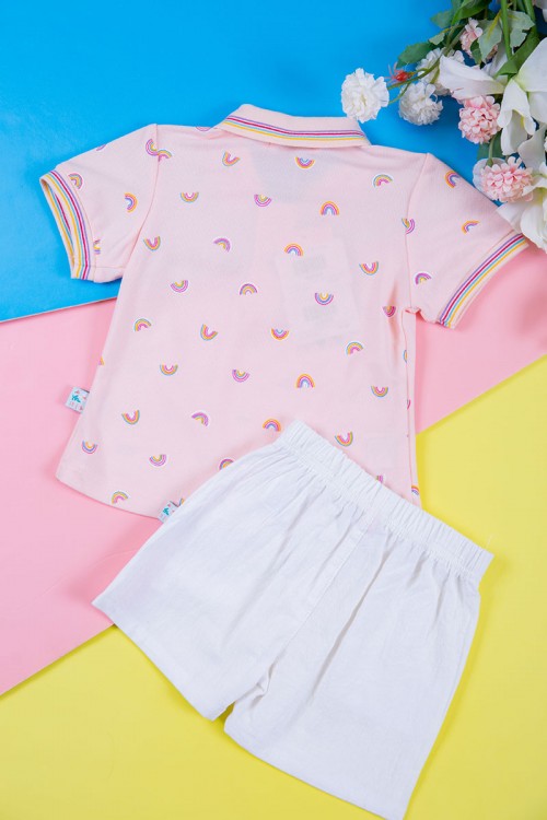 طقم بناتي قطعتين بلوزة متعدد الالوان مزينة بكتابات و رسومات مع شورت  بخصر مطاطي و جيوب من الجانبين