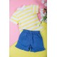 طقم بناتي قطعتين بلوزة مخططة بأزرار من الأمام مزينة بطبعات مع شورت جينز بخصر مطاطي و جيوب من الجانبين مزين بفيونكة من الأمام