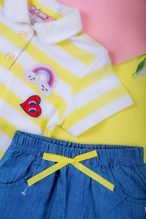 طقم بناتي قطعتين بلوزة مخططة بأزرار من الأمام مزينة بطبعات مع شورت جينز بخصر مطاطي و جيوب من الجانبين مزين بفيونكة من الأمام