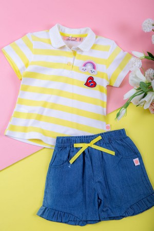 طقم بناتي قطعتين بلوزة مخططة بأزرار من الأمام مزينة بطبعات مع شورت جينز بخصر مطاطي و جيوب من الجانبين مزين بفيونكة من الأمام