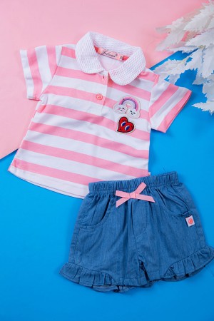طقم بناتي قطعتين بلوزة مخططة بأزرار من الأمام مزينة بطبعات مع شورت جينز بخصر مطاطي و جيوب من الجانبين مزين بفيونكة من الأمام