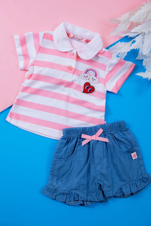 طقم بناتي قطعتين بلوزة مخططة بأزرار من الأمام مزينة بطبعات مع شورت جينز بخصر مطاطي و جيوب من الجانبين مزين بفيونكة من الأمام