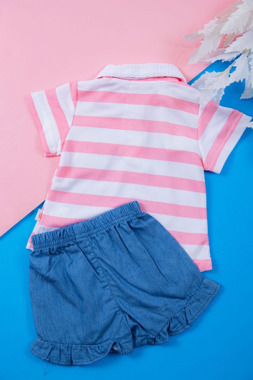 طقم بناتي قطعتين بلوزة مخططة بأزرار من الأمام مزينة بطبعات مع شورت جينز بخصر مطاطي و جيوب من الجانبين مزين بفيونكة من الأمام