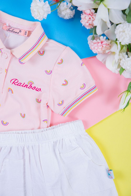 طقم بناتي قطعتين بلوزة مخططة متعدده الالوان بأزرار من الأمام مع شورت جينز بخصر مطاطي و جيوب من الجانبين